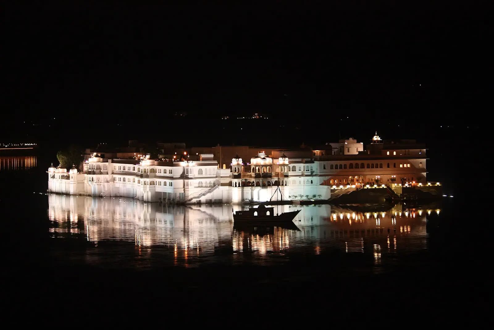 The Lake Palace hotel standing in Lake Pichola at Udaipur, Rajasthan